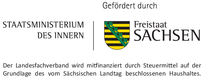 Das Bild zeigt das Logo des Staatsministeriums des Innern und das Wappen des Freistaats Sachsen. Rechts neben dem Wappen steht in großer Schrift 'Freistaat SACHSEN'. Über dem Logo und Wappen steht der Text 'Gefördert durch'. Unterhalb befindet sich ein erläuternder Text: 'Der Landesfachverband wird mitfinanziert durch Steuermittel auf der Grundlage des vom Sächsischen Landtag beschlossenen Haushaltes.'