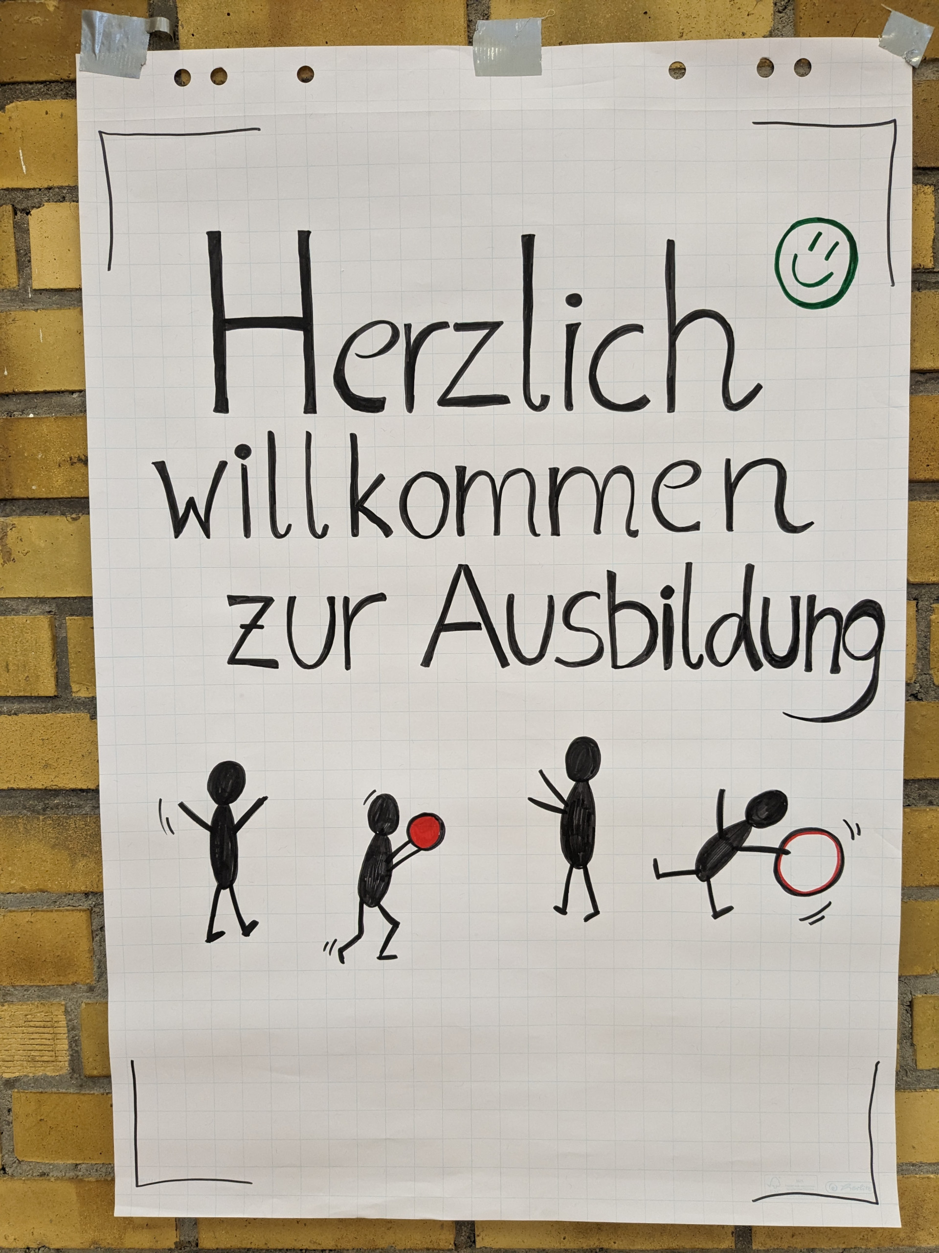 Flipchart mit der Aufschrift Herzlich willkommen zur  Ausbildung