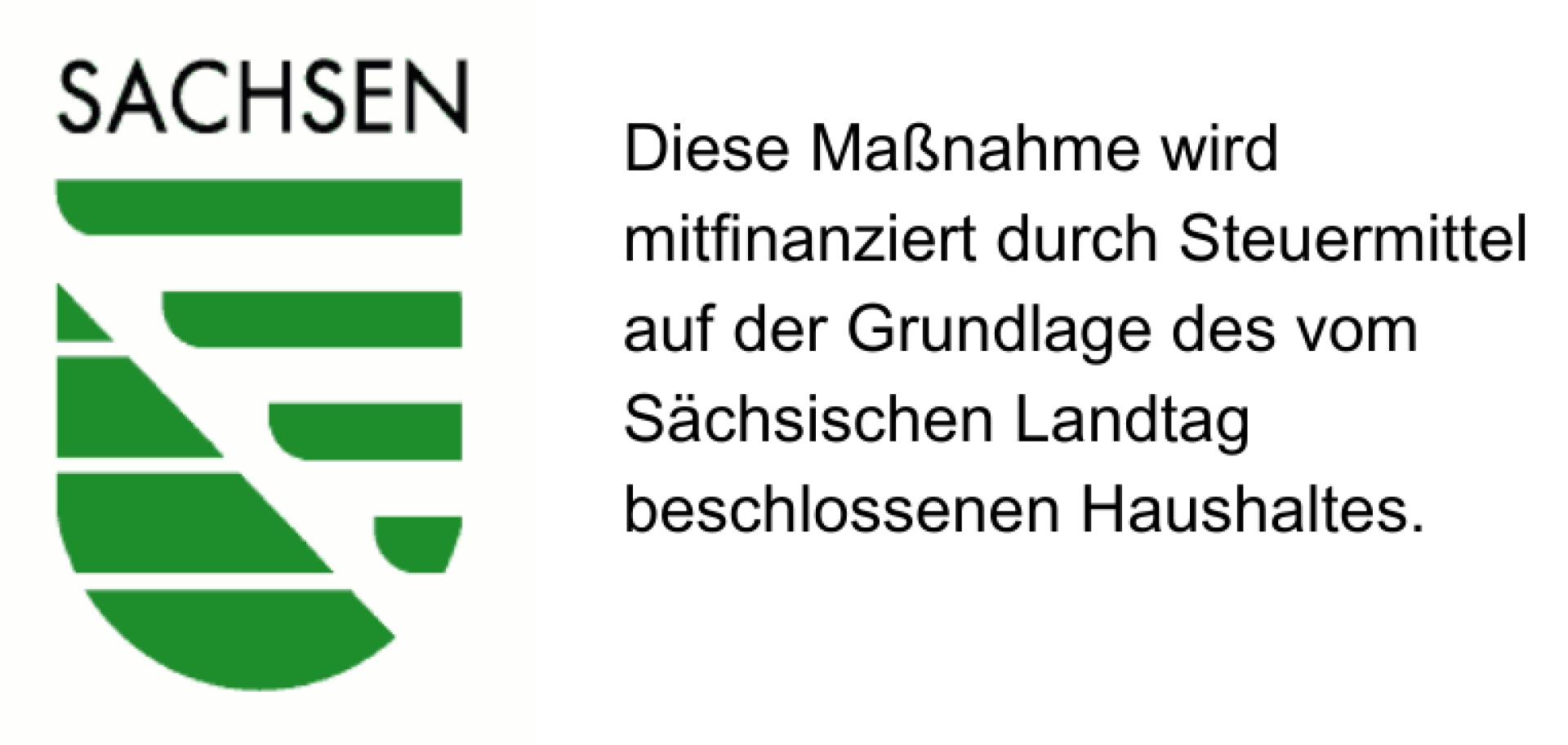 Grünes Signet vom Freistaat Sachsen. Daneben Text: Diese MAßname wird mitfinanziert durch Steuermittel auf der Grundlage des vom Sächsischen Landtag beschlossenen Haushaltes.